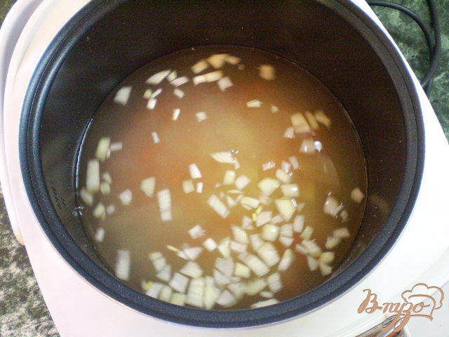 Фото приготовление рецепта: Диетический суп со шпинатом и яйцом в мультиварке шаг №5