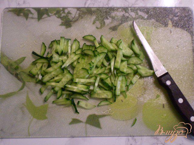 Фото приготовление рецепта: Салат с огурцом и шпинатом шаг №6