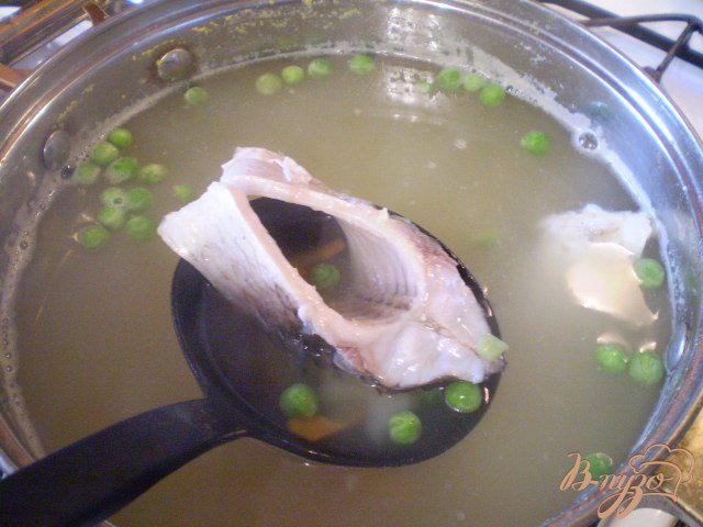 Фото приготовление рецепта: Суп рыбный с горошком шаг №8