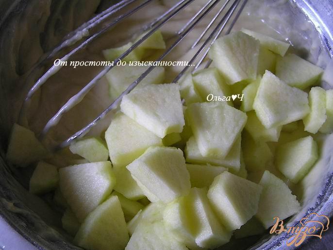 Фото приготовление рецепта: Мини-шарлотки с яблоками шаг №4