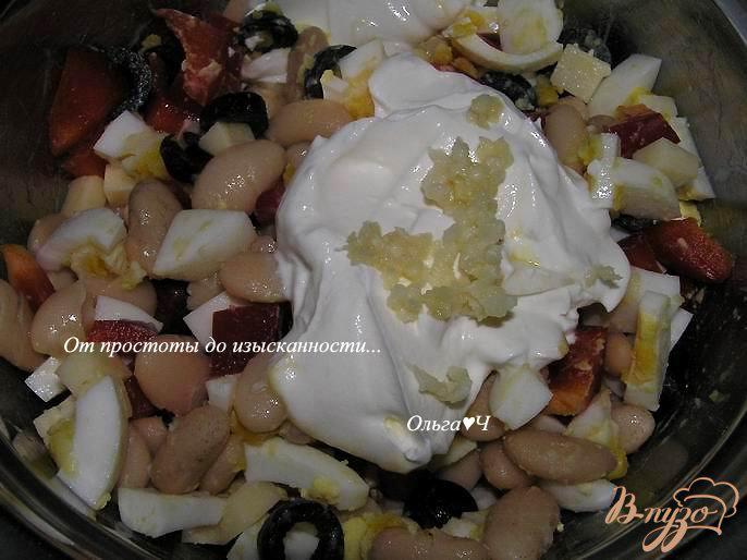 Фото приготовление рецепта: Салат с фасолью и яйцом шаг №3