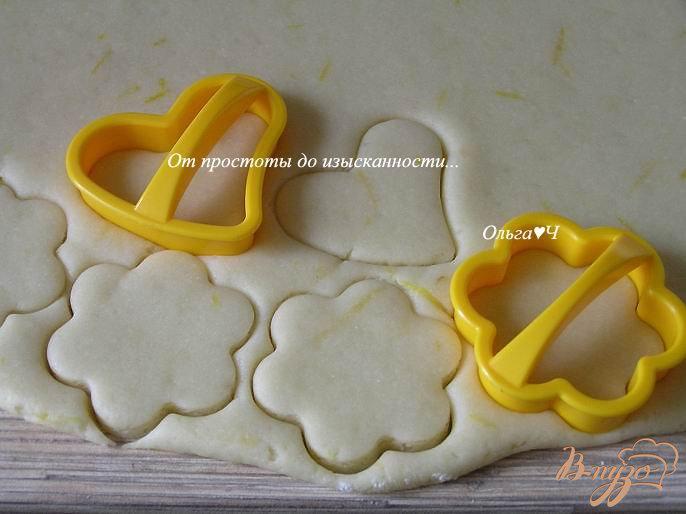 Фото приготовление рецепта: Хрустящее лимонное печенье шаг №4