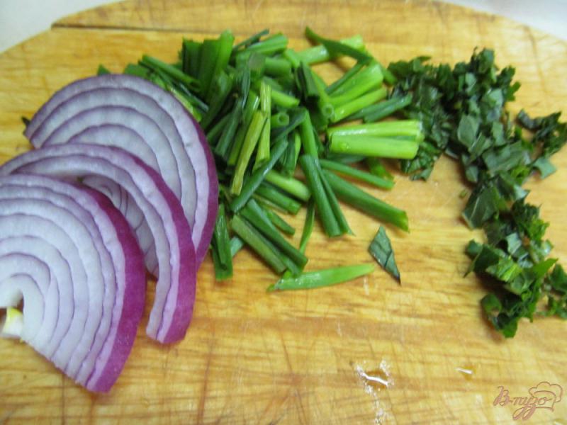 Фото приготовление рецепта: Салат с курицей помидором и салатом шаг №3