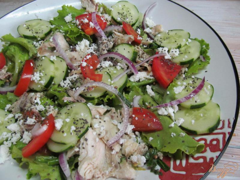 Фото приготовление рецепта: Салат с курицей помидором и салатом шаг №6