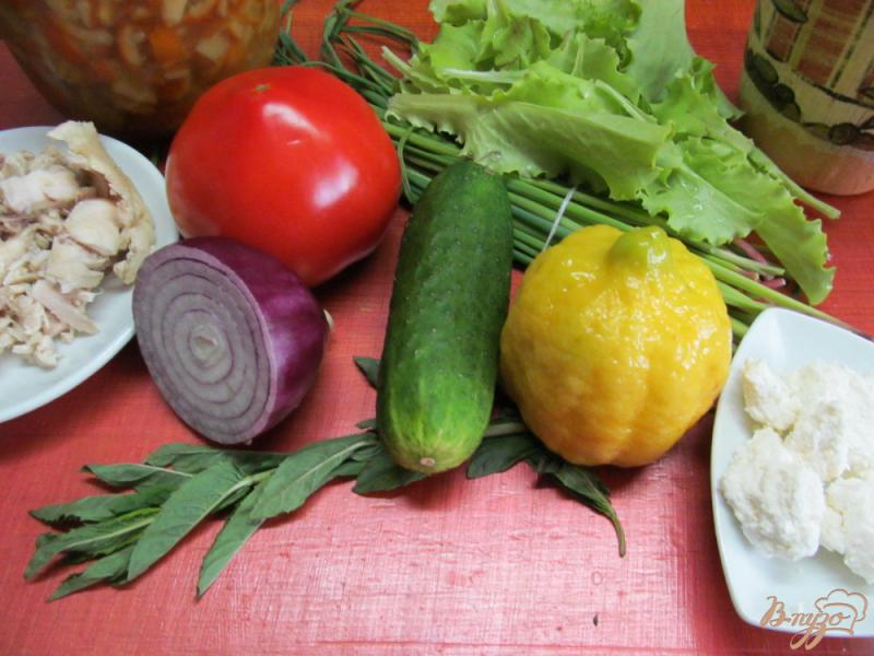 Фото приготовление рецепта: Салат с курицей помидором и салатом шаг №1