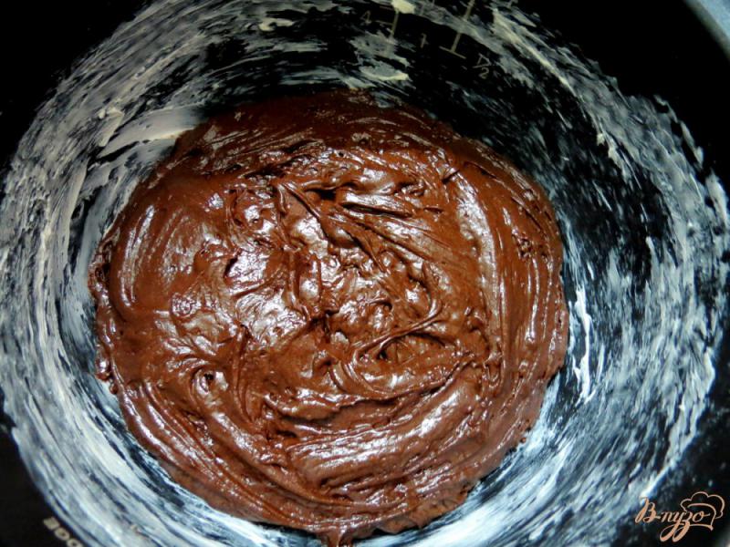 Фото приготовление рецепта: Шоколадный пирог с персиками шаг №6