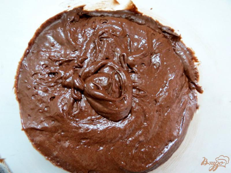 Фото приготовление рецепта: Шоколадный пирог с персиками шаг №5