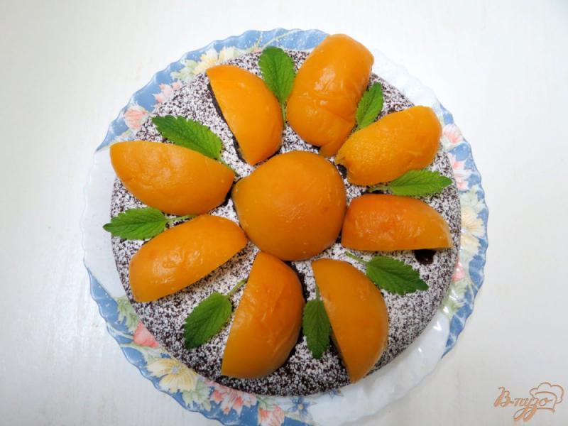 Фото приготовление рецепта: Шоколадный пирог с персиками шаг №9