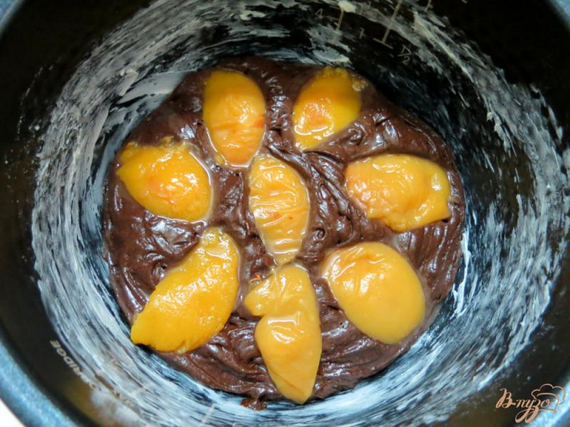 Фото приготовление рецепта: Шоколадный пирог с персиками шаг №7