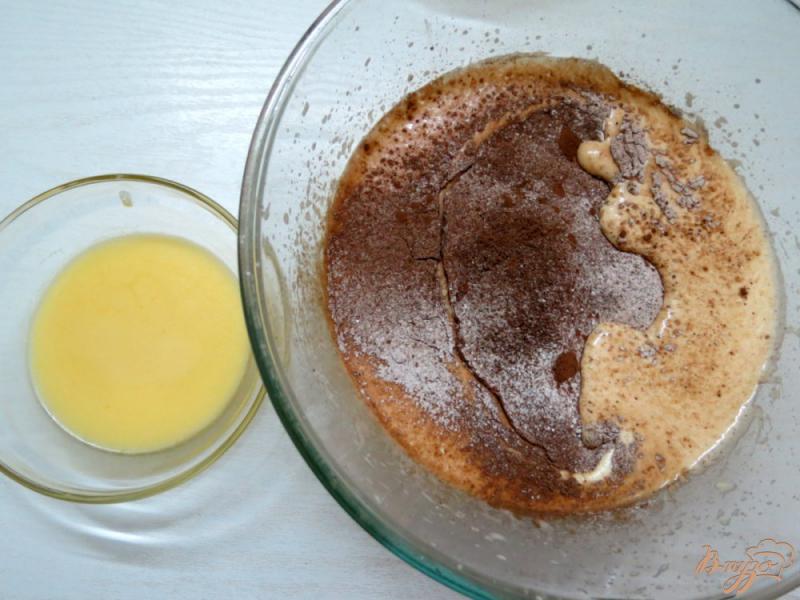 Фото приготовление рецепта: Шоколадный пирог с персиками шаг №4