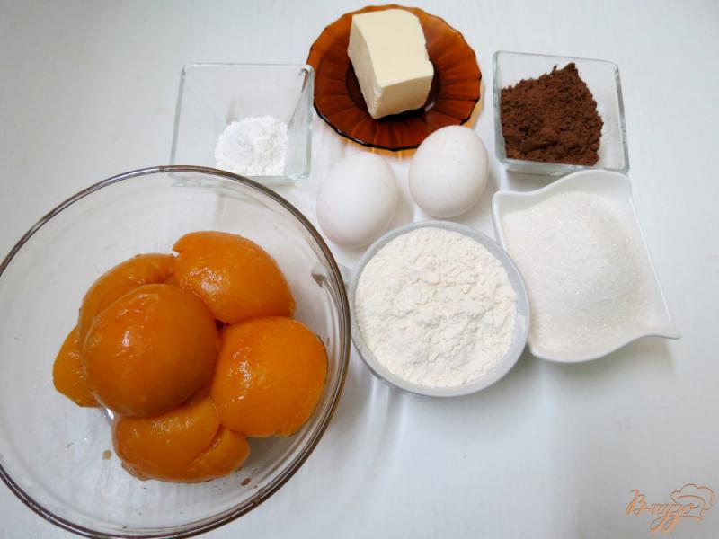 Фото приготовление рецепта: Шоколадный пирог с персиками шаг №1