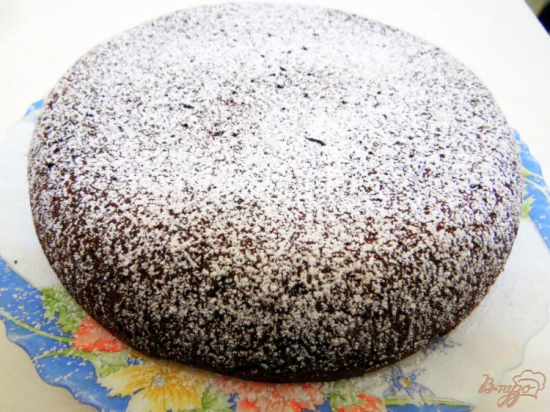 Фото приготовление рецепта: Шоколадный пирог с персиками шаг №8
