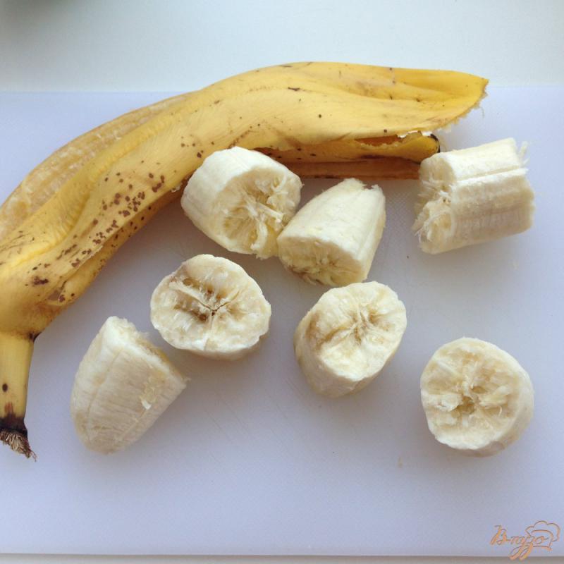 Фото приготовление рецепта: Ягодно-банановый смузи шаг №3