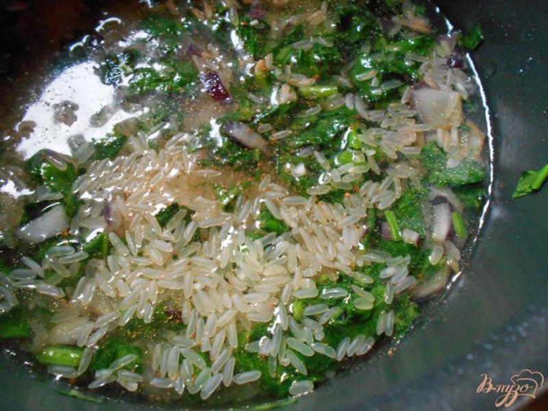 Фото приготовление рецепта: Спанакоризо- рис со шпинатом по-гречески шаг №7