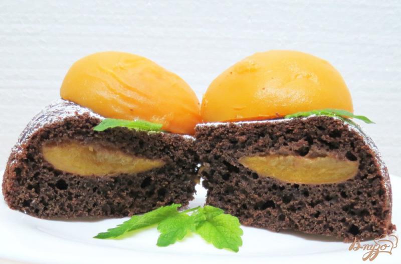 Фото приготовление рецепта: Шоколадный пирог с персиками шаг №10
