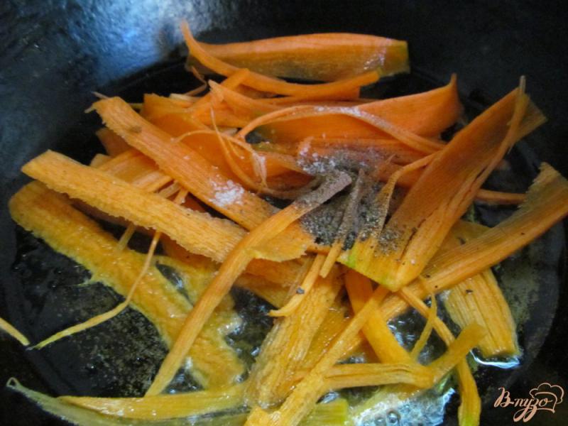 Фото приготовление рецепта: Теплый салат из моркови шаг №3