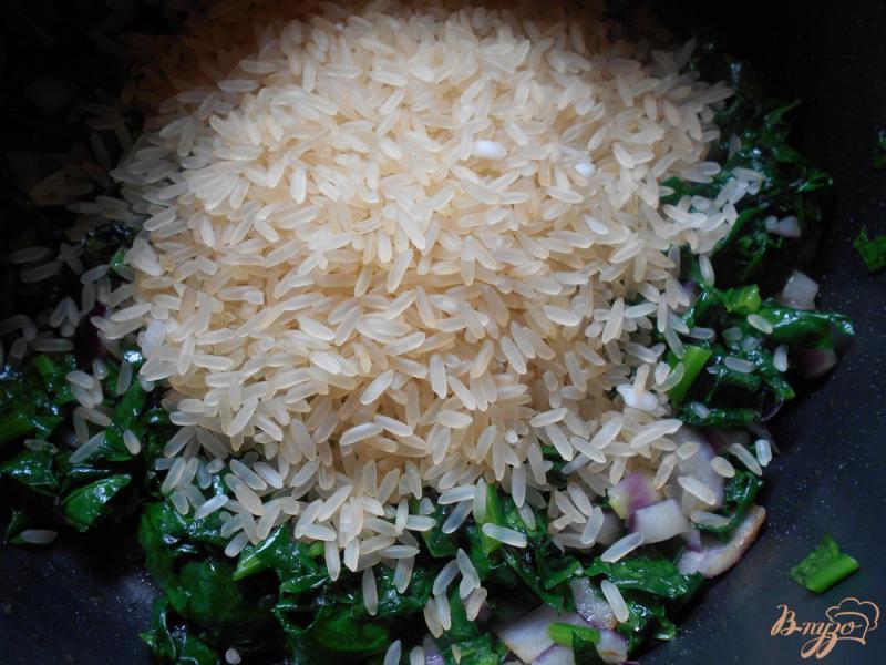 Фото приготовление рецепта: Спанакоризо- рис со шпинатом по-гречески шаг №5