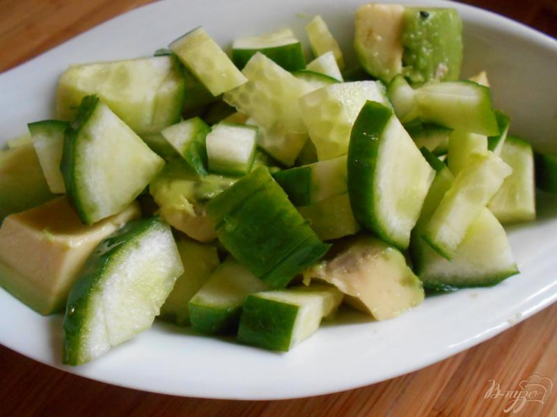 Фото приготовление рецепта: Салат с огурцом и авокадо шаг №4