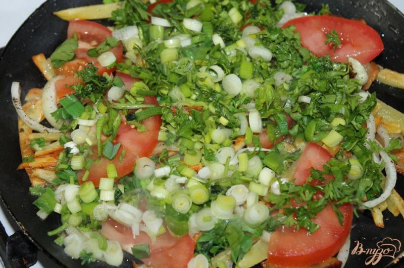 Фото приготовление рецепта: Картофель жаренный на сале с зеленью и помидорами шаг №5