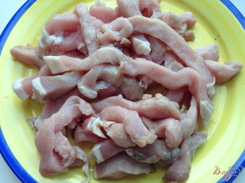 Фото приготовление рецепта: Свинина стир-фрай с овощами и грибами шаг №2