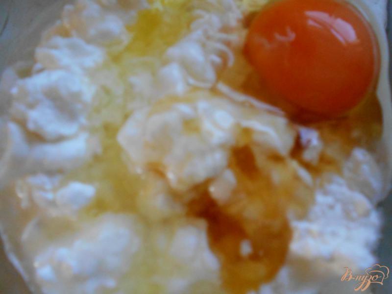 Фото приготовление рецепта: Творожно-ягодный слоеный пирог шаг №3