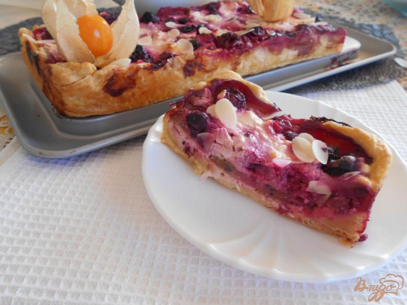 Фото приготовление рецепта: Творожно-ягодный слоеный пирог шаг №8