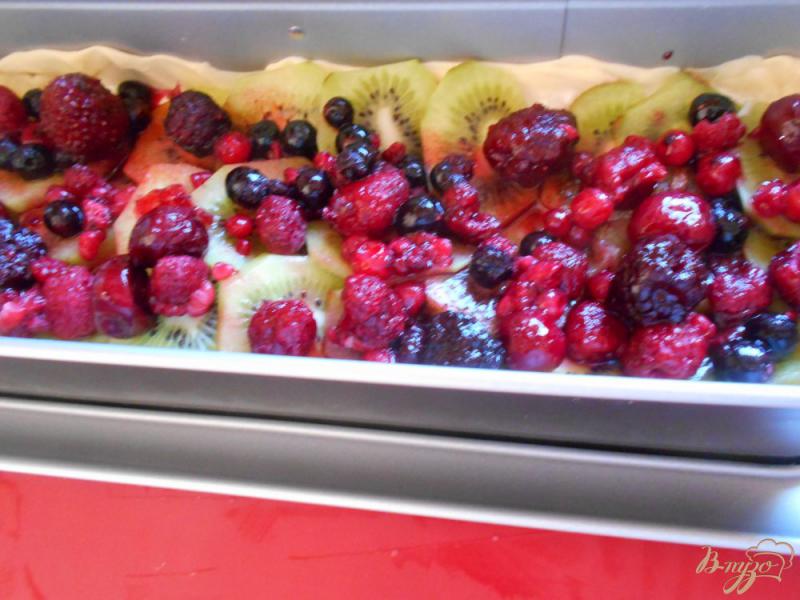 Фото приготовление рецепта: Творожно-ягодный слоеный пирог шаг №6