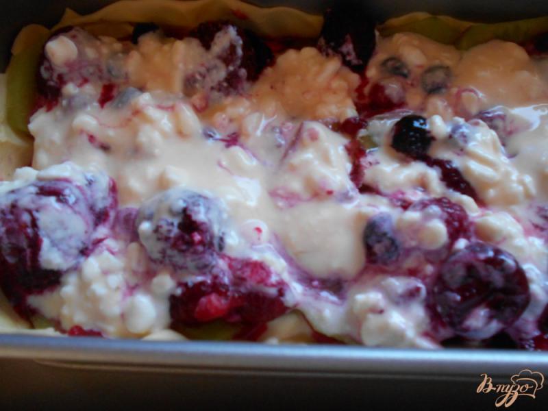 Фото приготовление рецепта: Творожно-ягодный слоеный пирог шаг №7