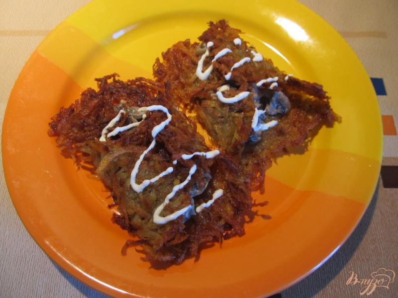 Фото приготовление рецепта: Картофельные решти с грибами шаг №8