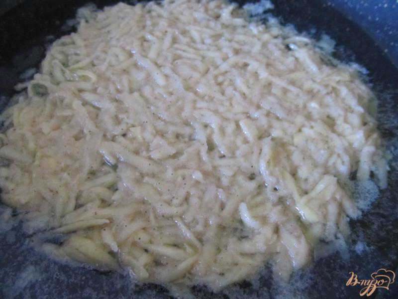 Фото приготовление рецепта: Картофельные решти с грибами шаг №3