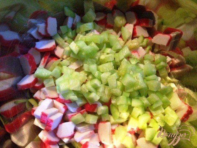 Фото приготовление рецепта: Салат с луком пореем и виноградом шаг №6