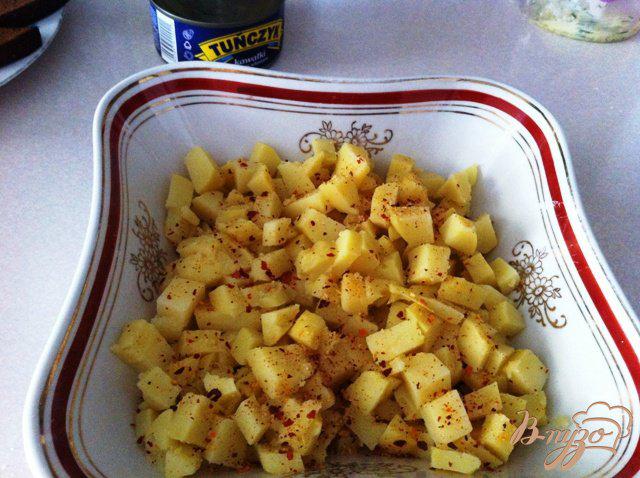 Фото приготовление рецепта: Картофельный салат с тунцом шаг №2