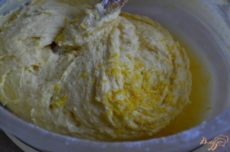 Фото приготовление рецепта: Лимонные кексы с черникой шаг №4