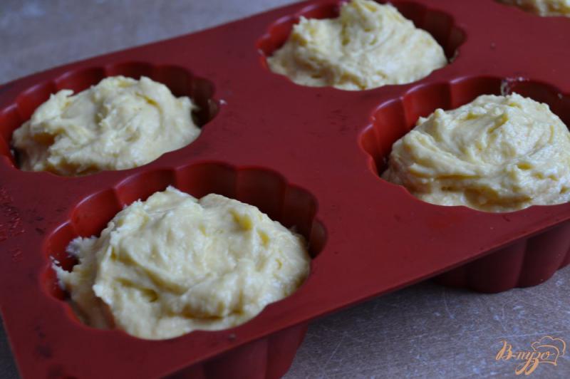 Фото приготовление рецепта: Лимонные кексы с черникой шаг №6