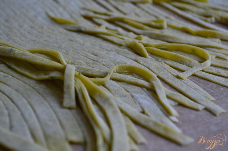 Фото приготовление рецепта: Домашняя паста с базиликом шаг №3