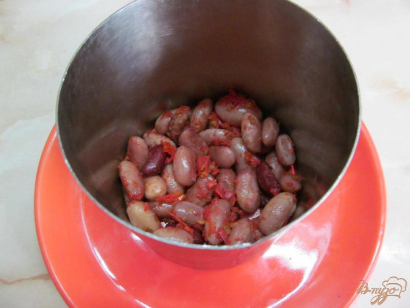 Фото приготовление рецепта: Салат из сельди с фасолью шаг №4