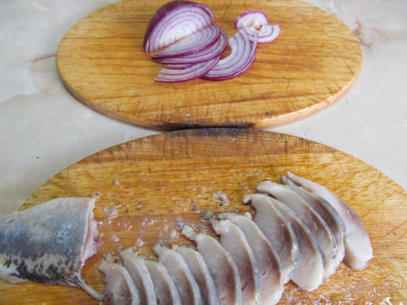 Фото приготовление рецепта: Салат из сельди с фасолью шаг №3