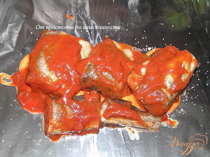 Фото приготовление рецепта: Минтай, запеченный в томатном соусе с морковью шаг №4