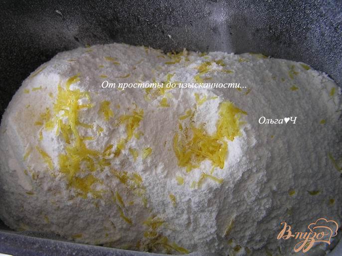 Фото приготовление рецепта: Пасхальный кулич с лимонной цедрой и красными цукатами шаг №3