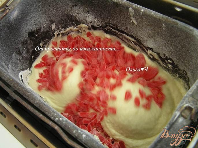 Фото приготовление рецепта: Пасхальный кулич с лимонной цедрой и красными цукатами шаг №4