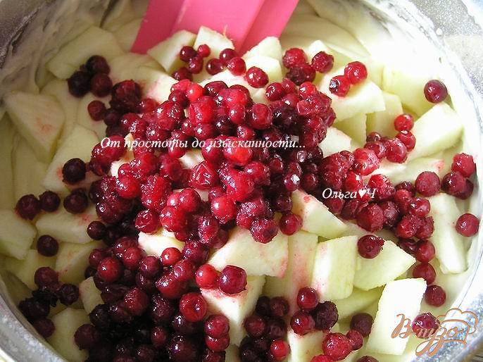 Фото приготовление рецепта: Шарлотка с яблоками и брусникой шаг №3
