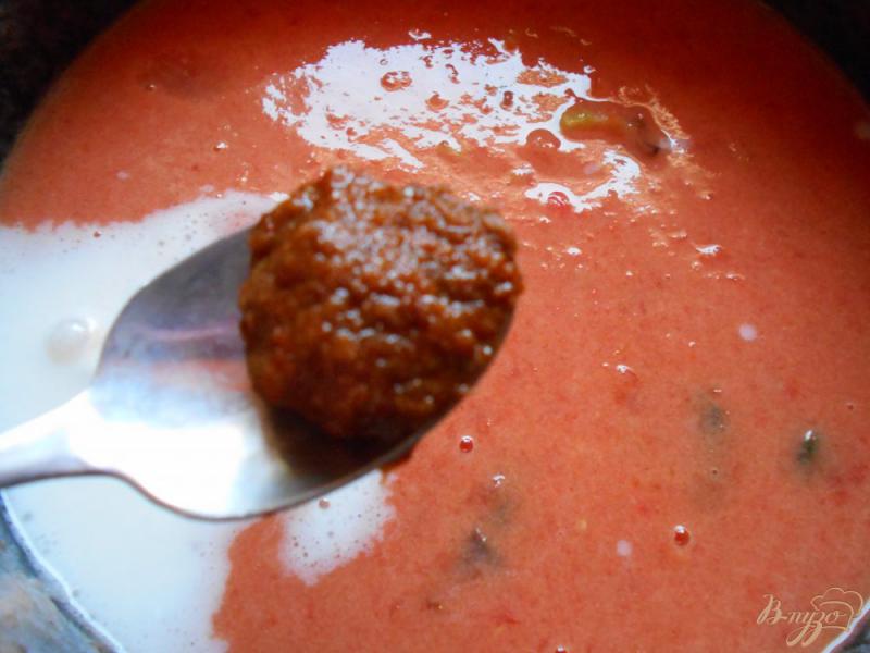 Фото приготовление рецепта: Томатный суп с креветками шаг №7