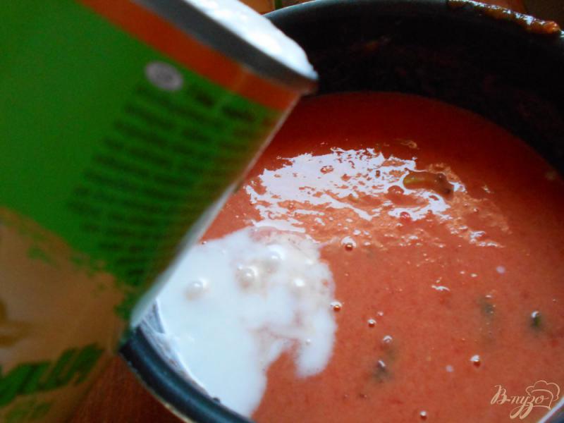 Фото приготовление рецепта: Томатный суп с креветками шаг №6