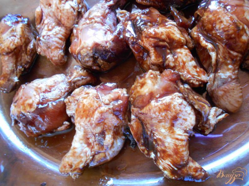 Фото приготовление рецепта: Куриные крылышки в ананасово-соевом маринаде шаг №5