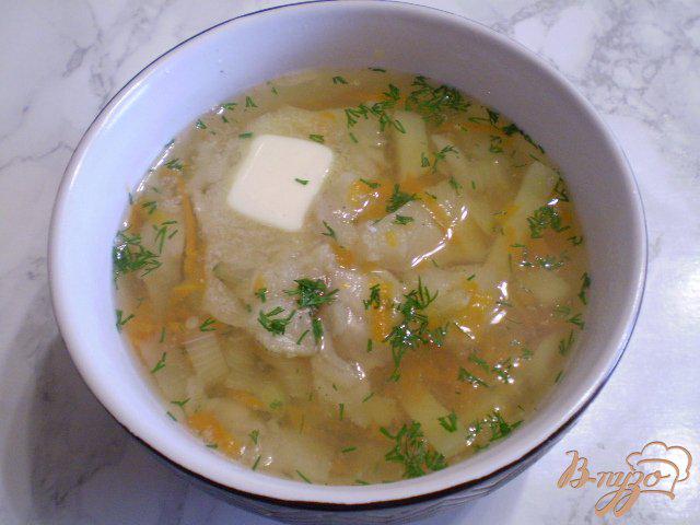 Фото приготовление рецепта: Суп из минтая с маслом и укропом шаг №8