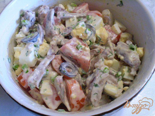 Фото приготовление рецепта: Салат с сердечками, маслинами и помидорами шаг №6
