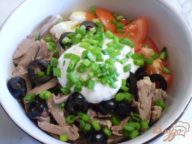 Фото приготовление рецепта: Салат с сердечками, маслинами и помидорами шаг №5