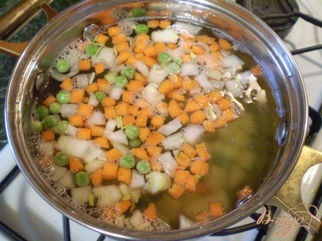 Фото приготовление рецепта: Легкий суп диетический с зеленым горошком шаг №4