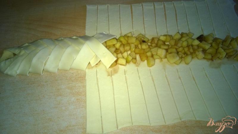 Фото приготовление рецепта: Рулет с яблоками со слоеного теста шаг №3