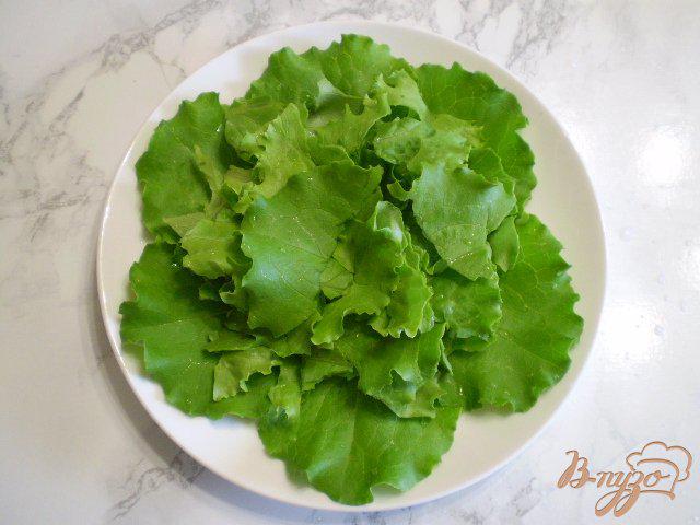 Фото приготовление рецепта: Салат с яйцом, листьями салата, маслинами и базиликом шаг №2